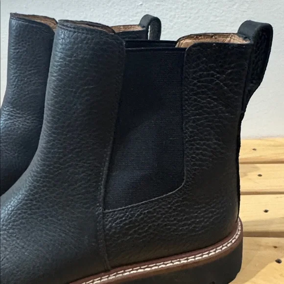 Madewell The Citywalk Lugsole Chelsea Boot in Black Leather Sz 7.5
MSRP $198 - Picture 3 of 10